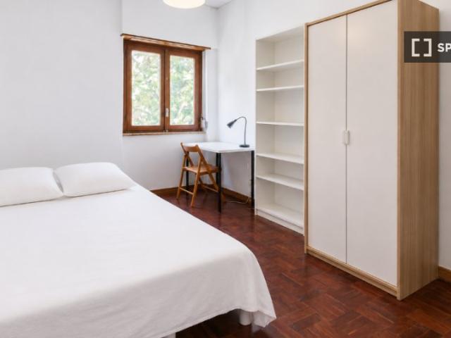 Quarto acolhedor em apartamento com 6 quartos em Campo de Ouri, Lisboa