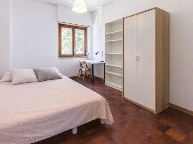 Quarto acolhedor em apartamento com 6 quartos em Campo de Ouri, Lisboa