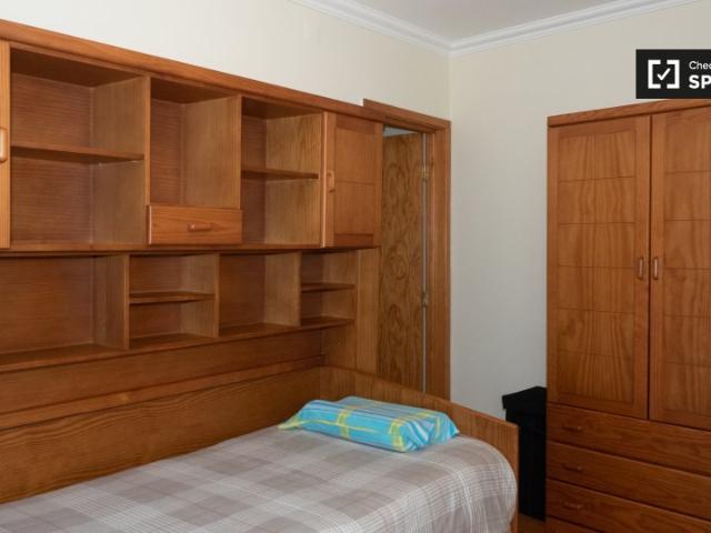 Quarto acolhedor em apartamento de 3 quartos em Santa Maria Maior