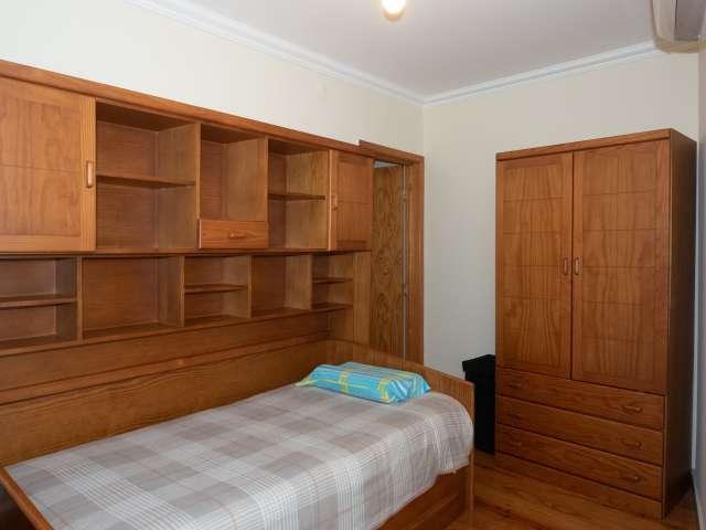 Quarto acolhedor em apartamento de 3 quartos em Santa Maria Maior