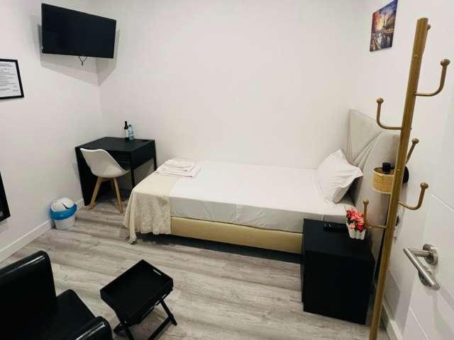 Quarto acolhedor em apartamento de 6 quartos em Arroios, Lisboa