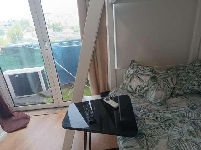 Quarto acolhedor para alugar em Damaia, Lisboa
