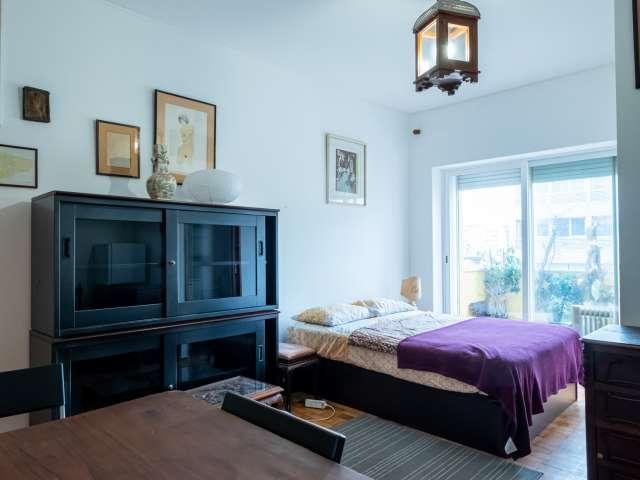 Quarto agradável para alugar em um apartamento de 6 quartos, Avenidas Novas