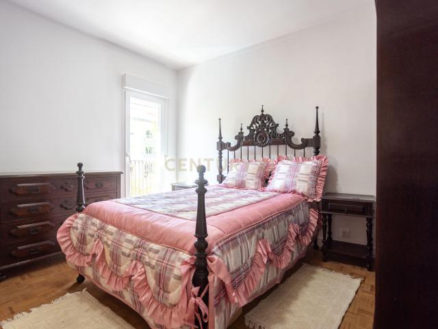 Quarto B mobilado, Mira Sintra – disponível 1 Agosto