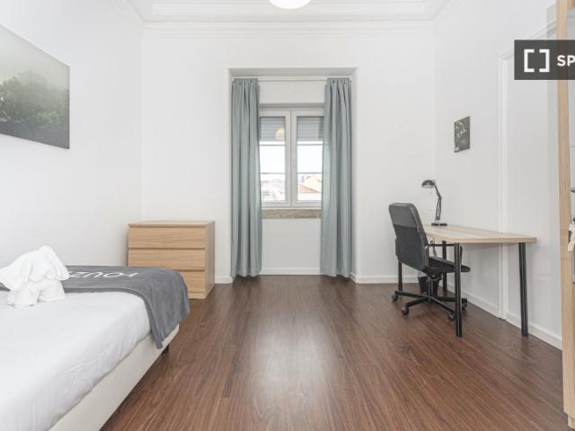 Quarto disponível para alugar em apartamento com 11 quartos em Lisboa