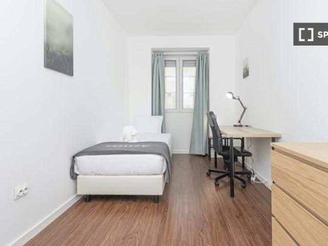 Quarto disponível para alugar em apartamento com 11 quartos em Lisboa