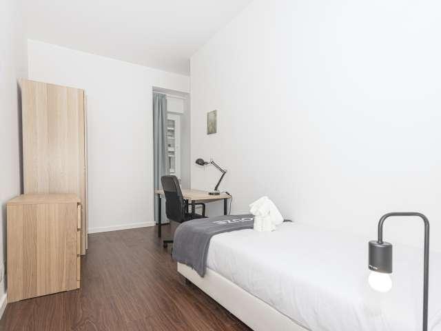 Quarto disponível para alugar em apartamento com 11 quartos em Lisboa