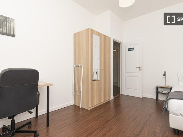 Quarto disponível para alugar em apartamento com 11 quartos em Lisboa