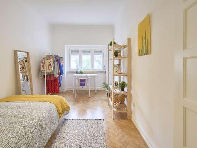 Quarto disponível para alugar em apartamento compartilhado com 6 quartos em Lisboa