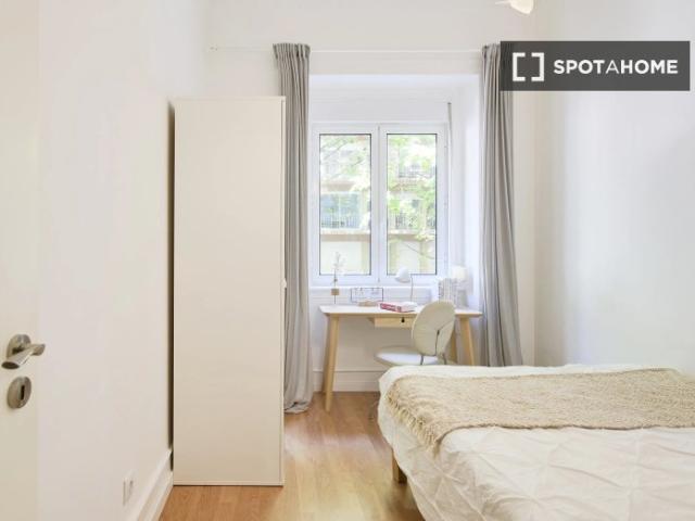Quarto disponível para alugar em apartamento compartilhado com 6 quartos em Lisboa