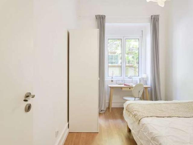 Quarto disponível para alugar em apartamento compartilhado com 6 quartos em Lisboa
