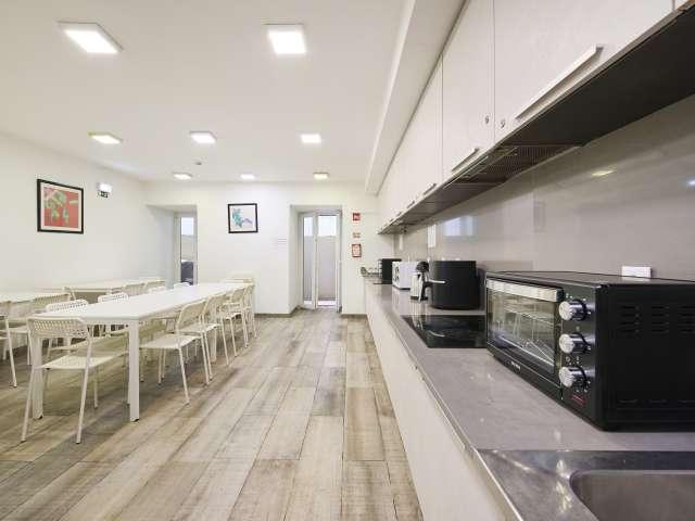 Quarto disponível para alugar em apartamento de 6 quartos em Lisboa