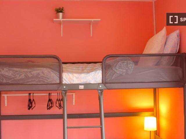 Quarto disponível para alugar em apartamento compartilhado com 6 quartos, Porto