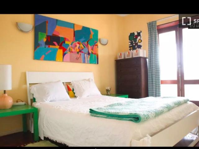 Quarto disponível para alugar em apartamento compartilhado com 7 quartos em Cascais