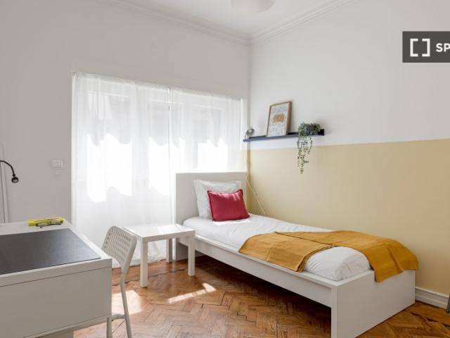Quarto disponível para alugar em apartamento compartilhado com 8 quartos em Lisboa