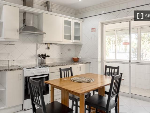 Quarto disponível para alugar em apartamento compartilhado com 8 quartos em Lisboa