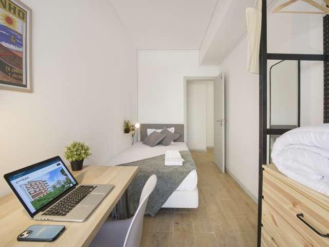 Quarto disponível para alugar em apartamento compartilhado com 9 quartos em Lisboa