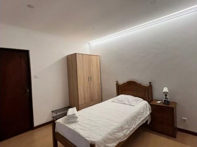 Quarto disponível para alugar em apartamento compartilhado com 9 quartos no Porto