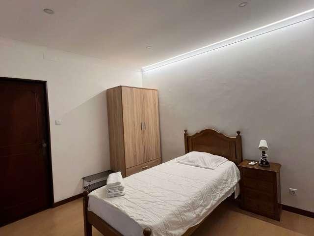 Quarto disponível para alugar em apartamento compartilhado com 9 quartos no Porto