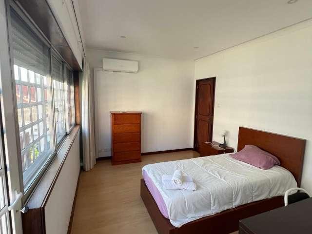 Quarto disponível para alugar em apartamento compartilhado com 9 quartos no Porto