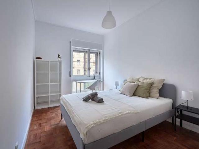Quarto disponível para alugar em apartamento compartilhado com 10 quartos em Lisboa