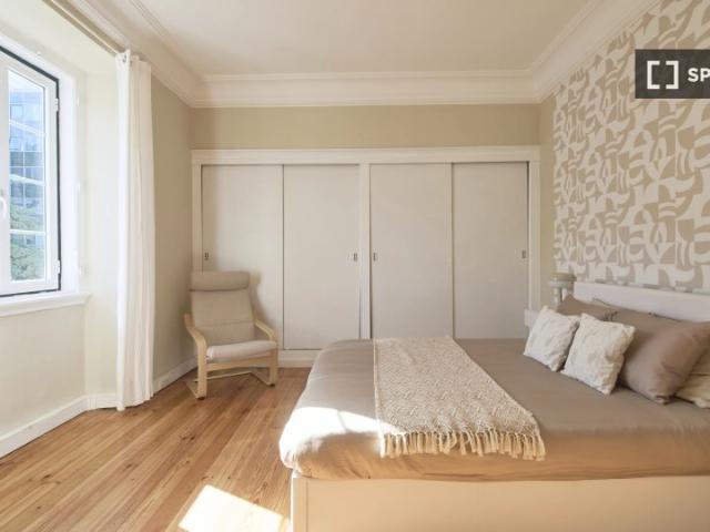 Quarto disponível para alugar em apartamento compartilhado com 10 quartos, Lisboa