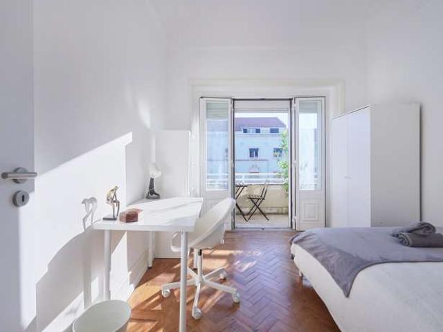 Quarto disponível para alugar em apartamento compartilhado com 12 quartos em Lisboa
