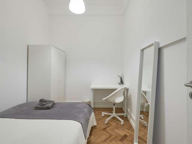 Quarto disponível para alugar em apartamento compartilhado com 12 quartos em Lisboa