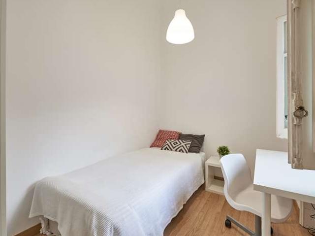 Quarto disponível para alugar em apartamento compartilhado com 12 quartos em Lisboa