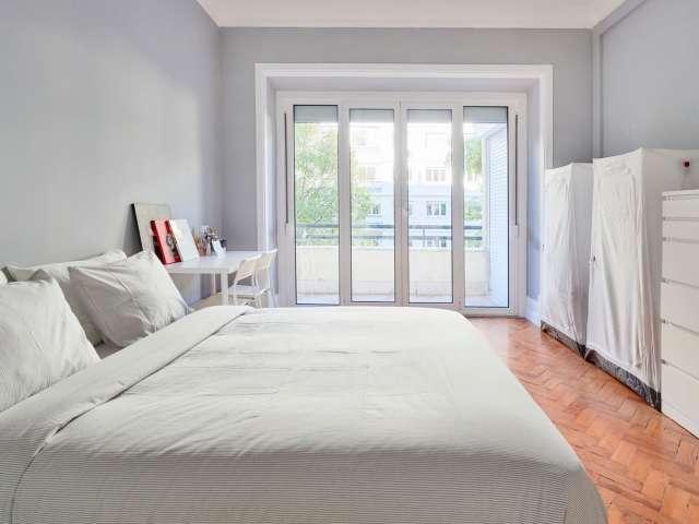 Quarto disponível para alugar em apartamento compartilhado com 12 quartos, Lisboa