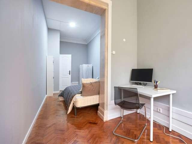 Quarto disponível para alugar em apartamento compartilhado com 12 quartos, Lisboa