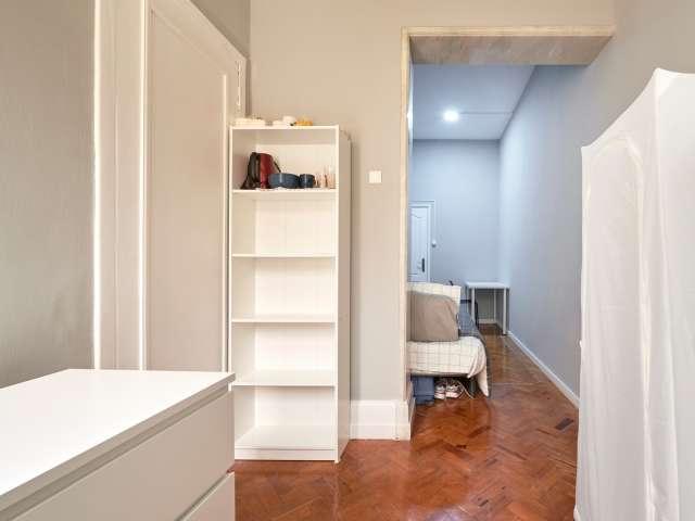 Quarto disponível para alugar em apartamento compartilhado com 12 quartos, Lisboa