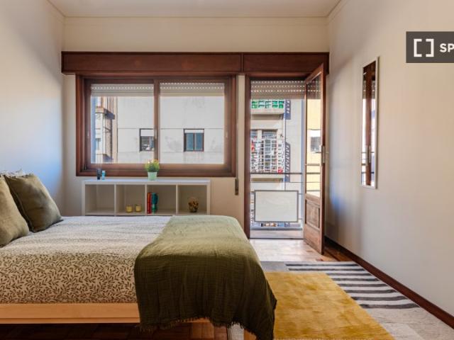 Quarto disponível para alugar em apartamento compartilhado de cinco quartos no Porto