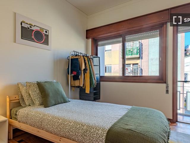 Quarto disponível para alugar em apartamento compartilhado de cinco quartos no Porto