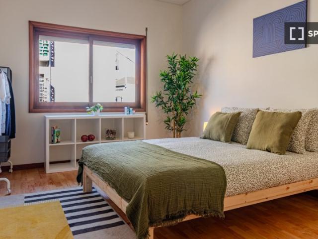 Quarto disponível para alugar em apartamento compartilhado de cinco quartos no Porto