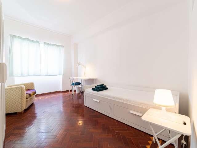 Quarto disponível para alugar em apartamento compartilhado de 4 quartos em Oeiras