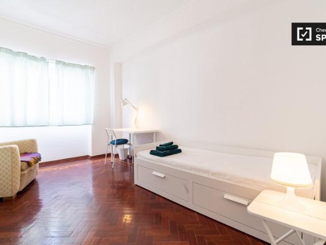 Quarto disponível para alugar em apartamento compartilhado de 4 quartos em Oeiras