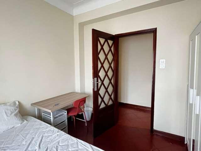 Quarto disponível para alugar em apartamento compartilhado de 5 quartos no Porto