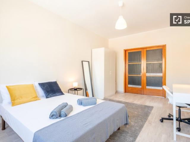 Quarto disponível para alugar em apartamento compartilhado, Lisboa, 7 quartos