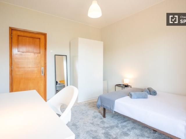 Quarto disponível para alugar em apartamento compartilhado, Lisboa, 7 quartos
