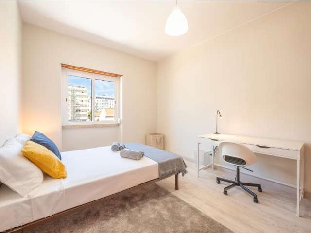 Quarto disponível para alugar em apartamento compartilhado, Lisboa, 7 quartos