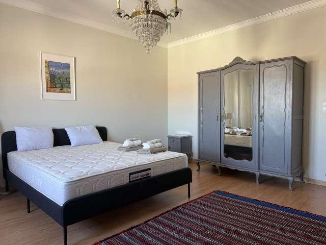 Quarto disponível para alugar em apartamento de 4 quartos em Odivelas