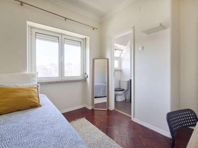 Quarto disponível para alugar em apartamento de 7 quartos em Lisboa