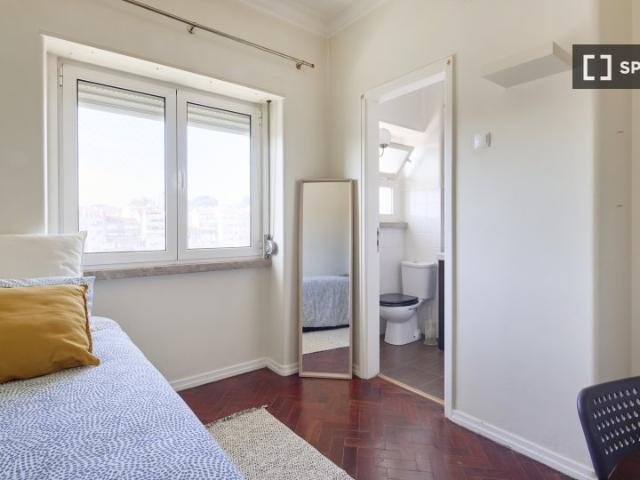 Quarto disponível para alugar em apartamento de 7 quartos em Lisboa