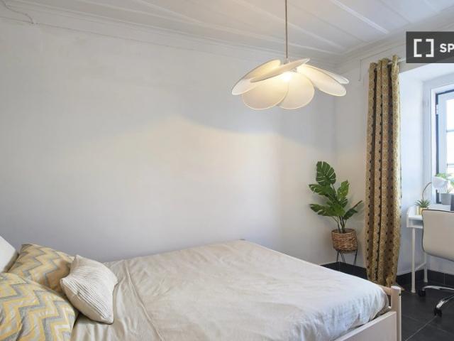 Quarto disponível para alugar em apartamento de 13 quartos em Lisboa