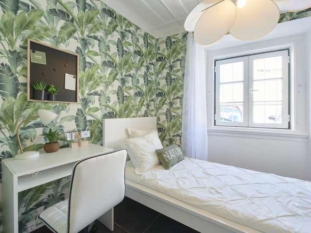 Quarto disponível para alugar em apartamento de 13 quartos em Lisboa