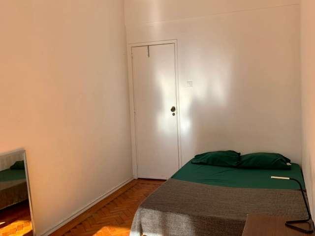 Quarto em apartamento com 3 quartos em São Domingos de Benfica, Lisboa