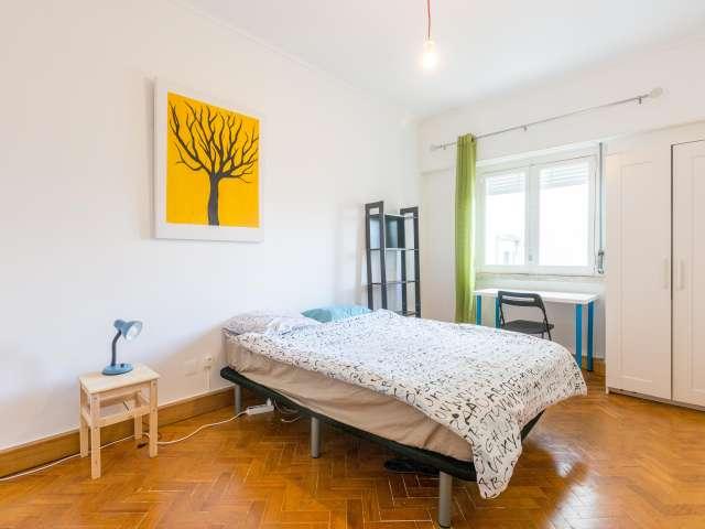 Quarto em apartamento com 3 quartos São Domingos de Benfica, Lisboa