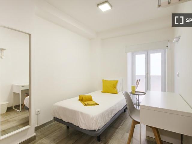 Quarto em apartamento compartilhado com 3 camas para alugar, Lisboa