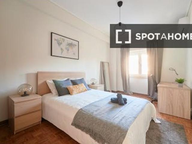 Quarto em apartamento compartilhado com 5 quartos, em Oeiras